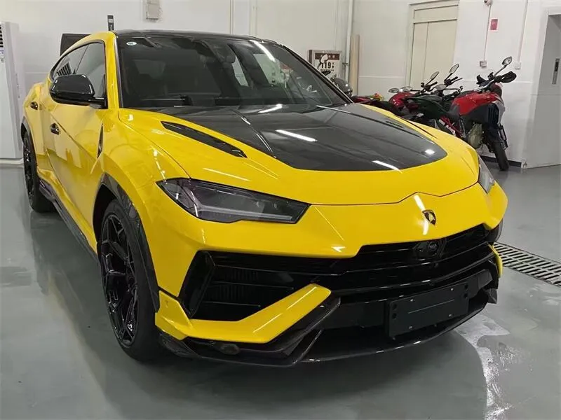 Urus Carbon Hood Detail