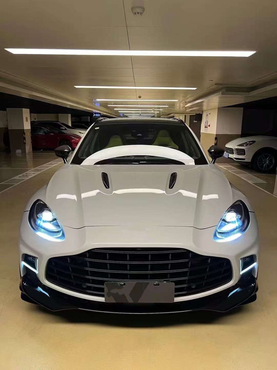 For Aston Martin DBX 707 Carbon Fiber Body Kit DBX707 Front Rear Bumpers Side Skirts Diffuser Hood DBX707 Body Kit