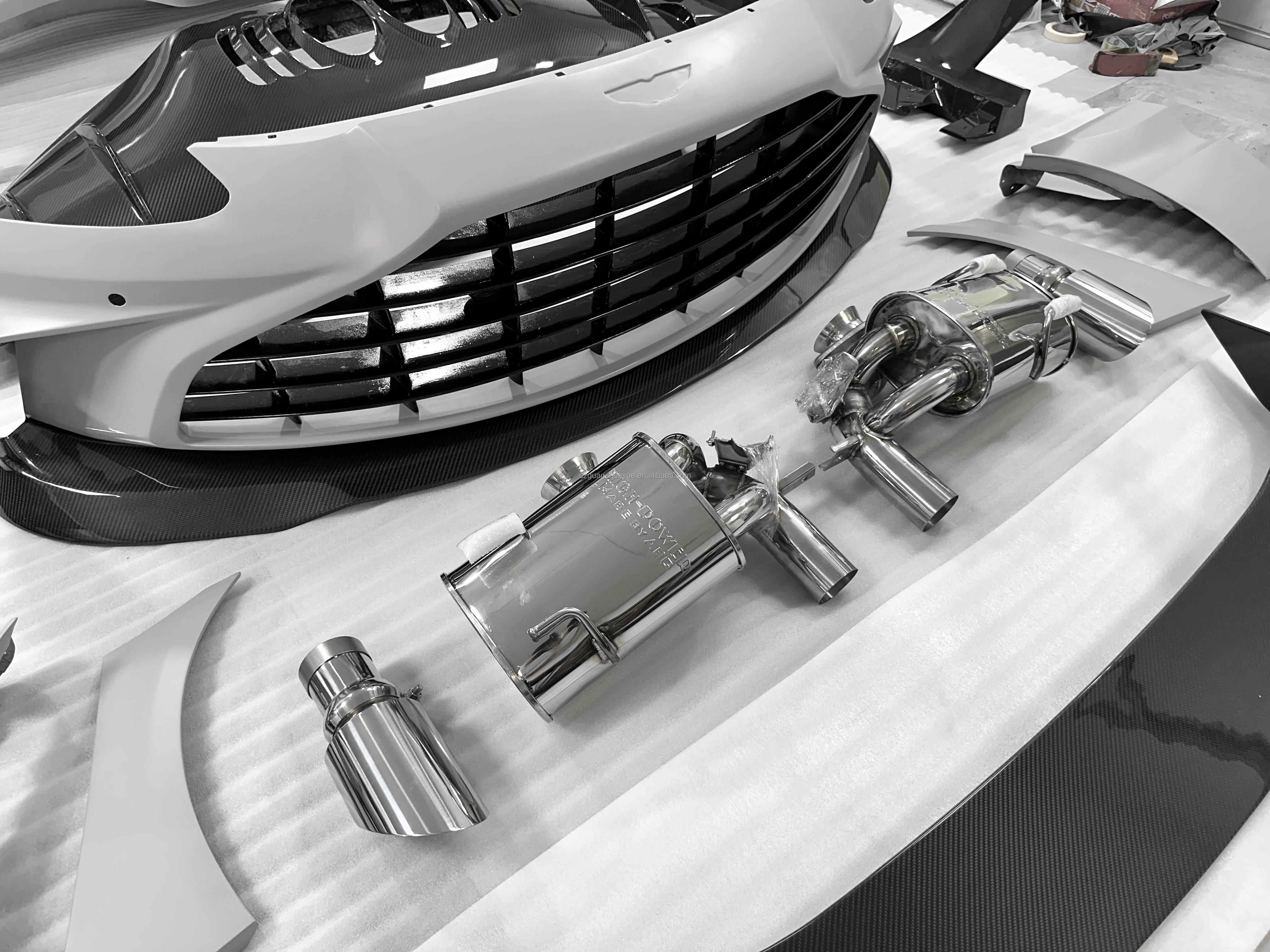 V12 Vantage Style Full Set Wide Body Kit Carbon Fiber Front Bumper Rear Wing &amp; Exhaust System Parts for Aston Martin