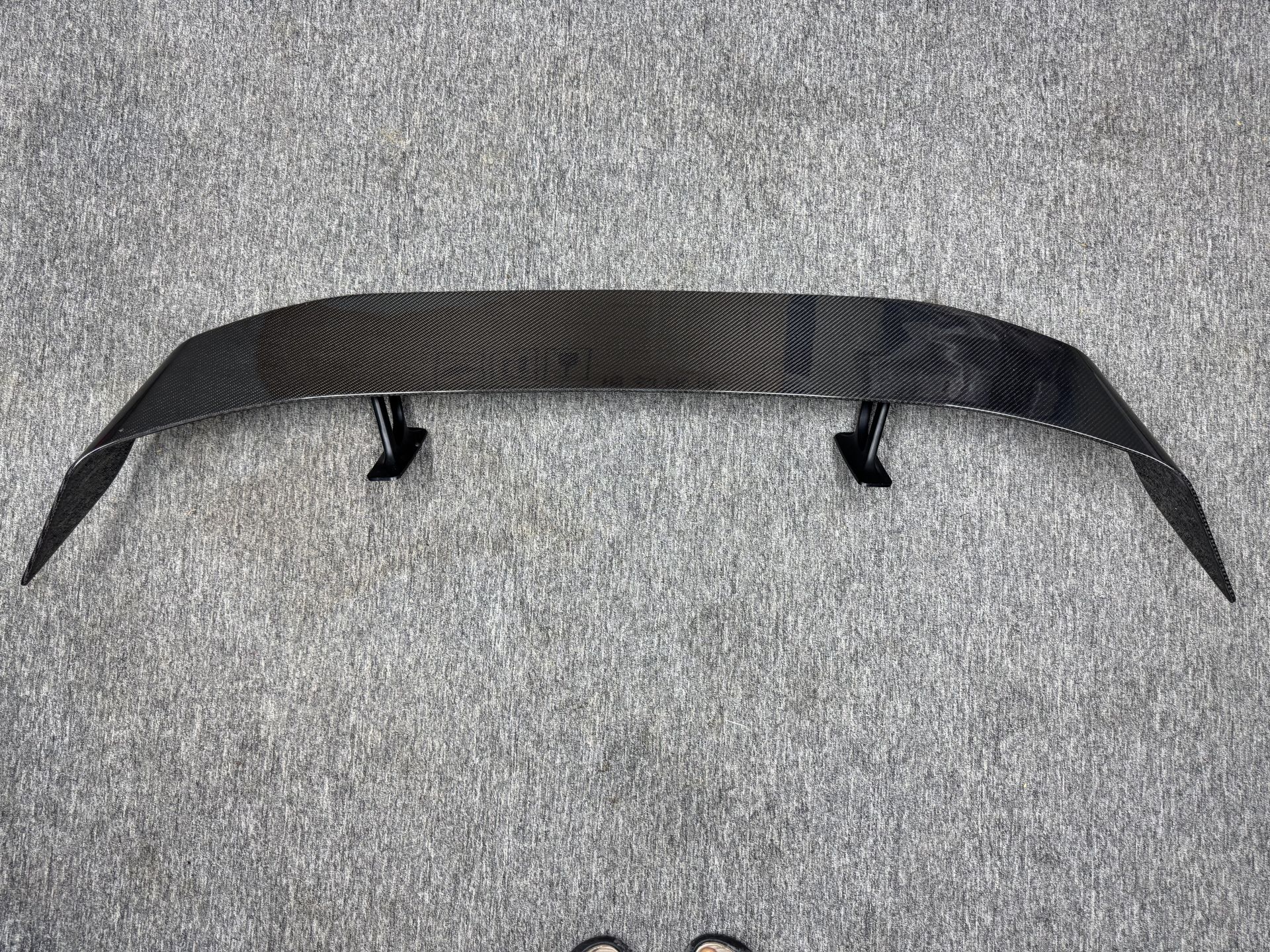 High Quality Carbon Fiber Rear Spoiler for Aston Martin Vantage 2018+ High Quality Rear Trunk Wing Car Auto Parts Accessories