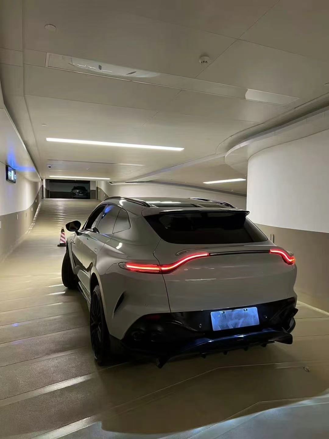 For Aston Martin DBX 707 Carbon Fiber Body Kit DBX707 Front Rear Bumpers Side Skirts Diffuser Hood DBX707 Body Kit