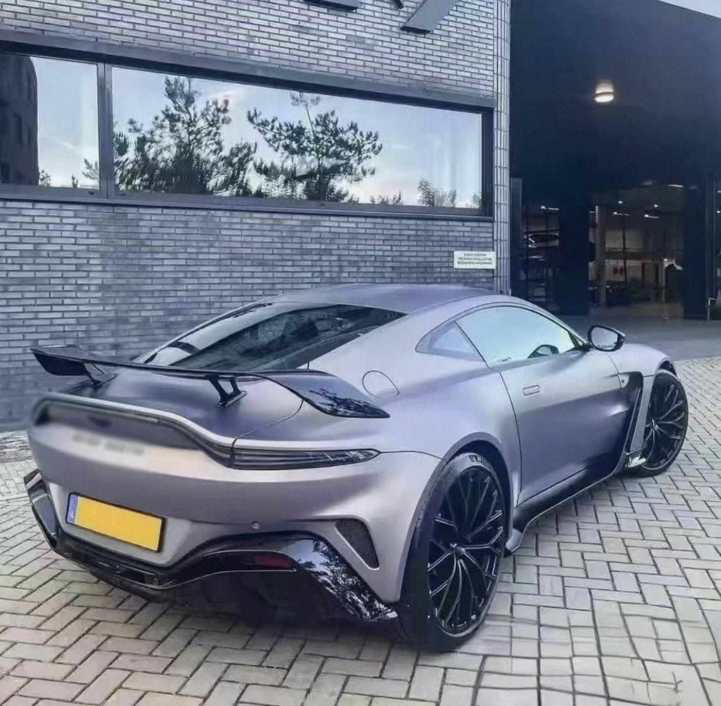 High Quality Carbon Fiber Rear Spoiler for Aston Martin Vantage 2018+ High Quality Rear Trunk Wing Car Auto Parts Accessories