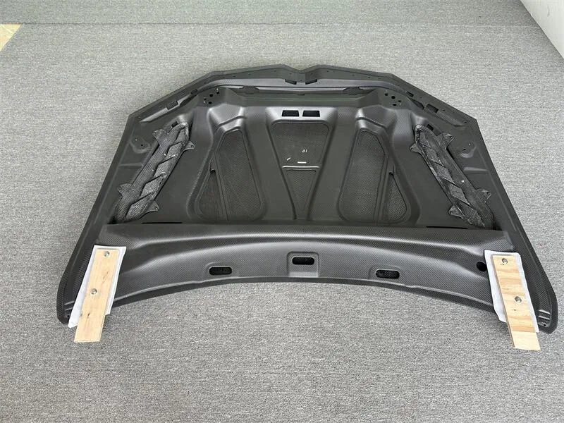 Urus Carbon Hood 4
