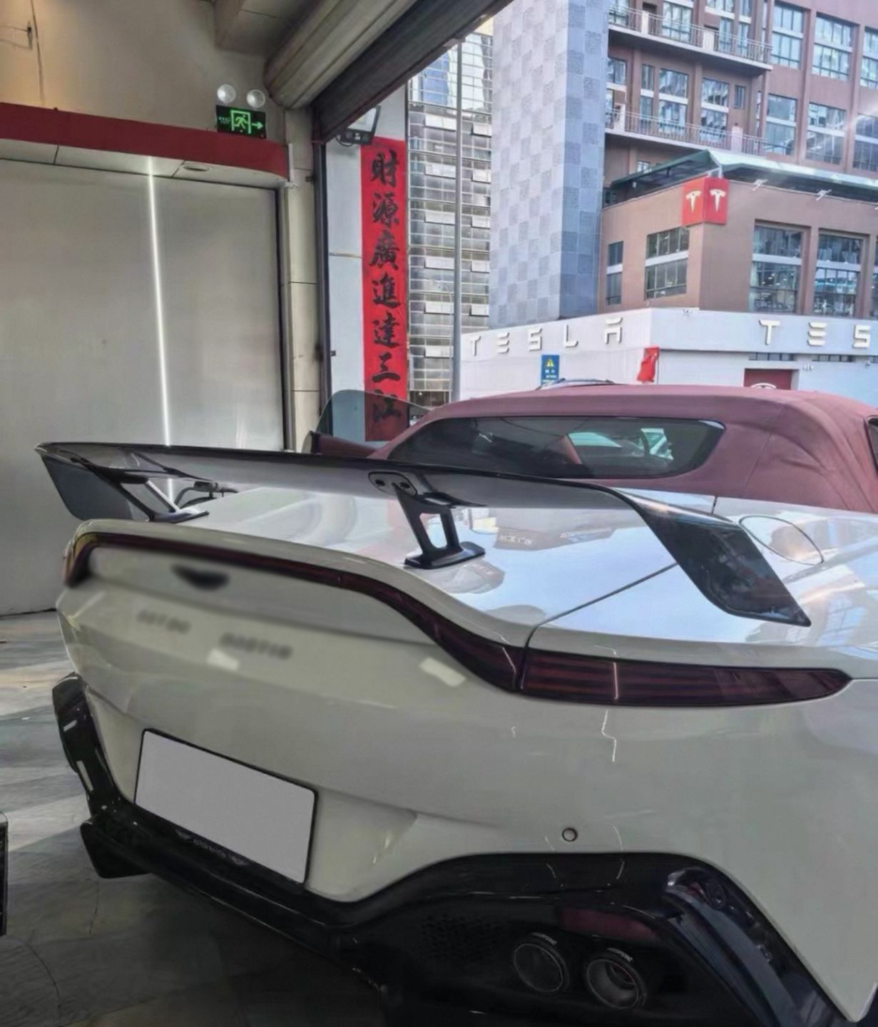 High Quality Carbon Fiber Rear Spoiler for Aston Martin Vantage 2018+ High Quality Rear Trunk Wing Car Auto Parts Accessories