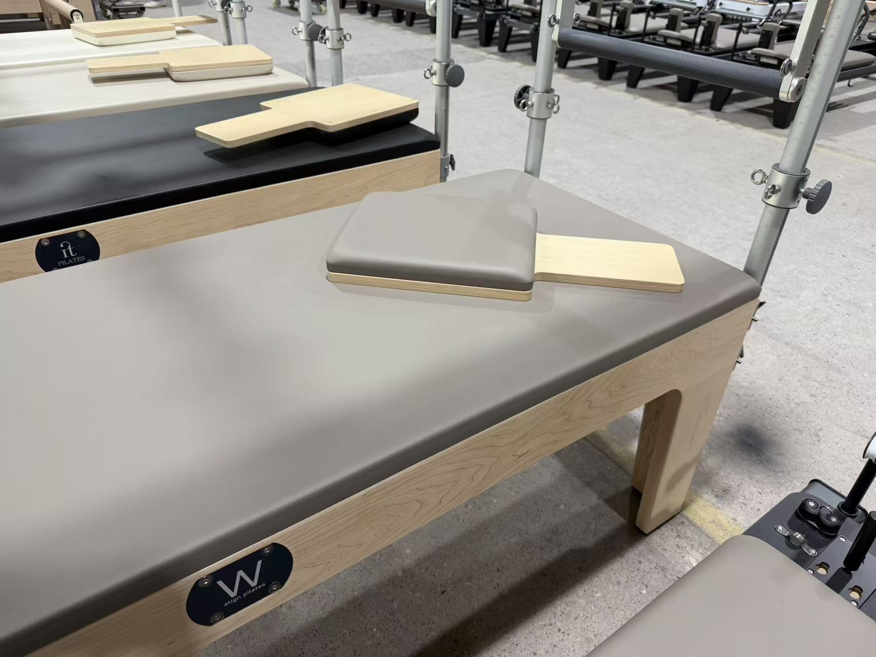 Durable Adjustable Maple Wood Pilates Reformer Cadillac Training Machine with Full Trapeze Set for Pilates Studio