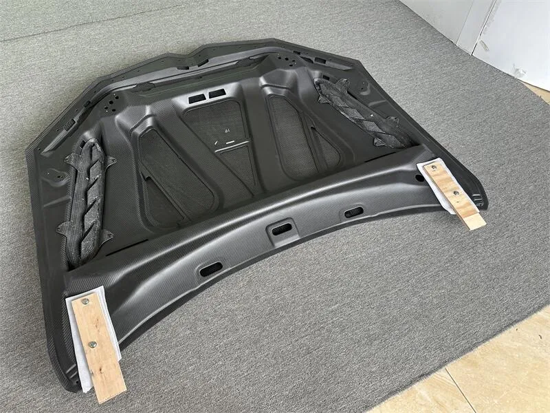 Urus Carbon Hood 2
