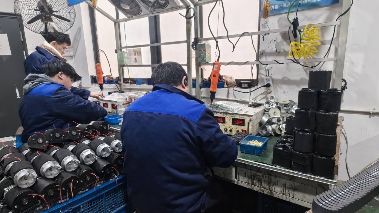 Montagem de acessórios automotivos na fábrica MetroZip