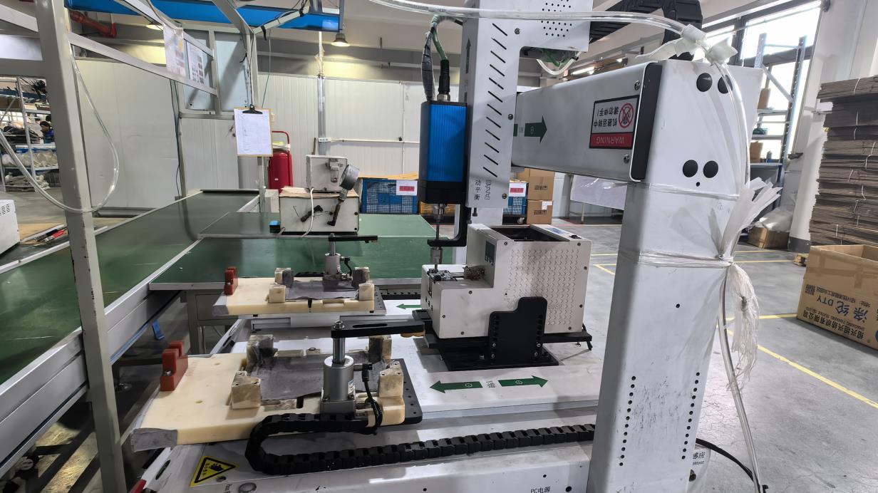 Máquina automática de parafusos — automação industrial MetroZip