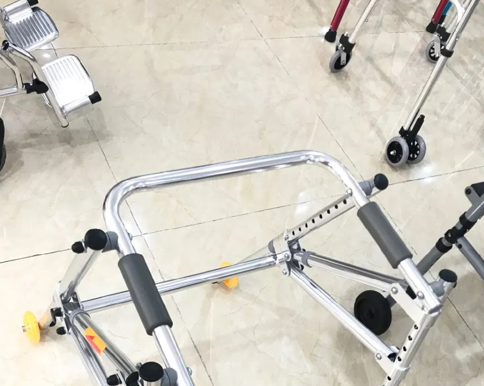 New Four Wheels En ISO Certified Outdoor for Seniors Rollator Walker Bme881