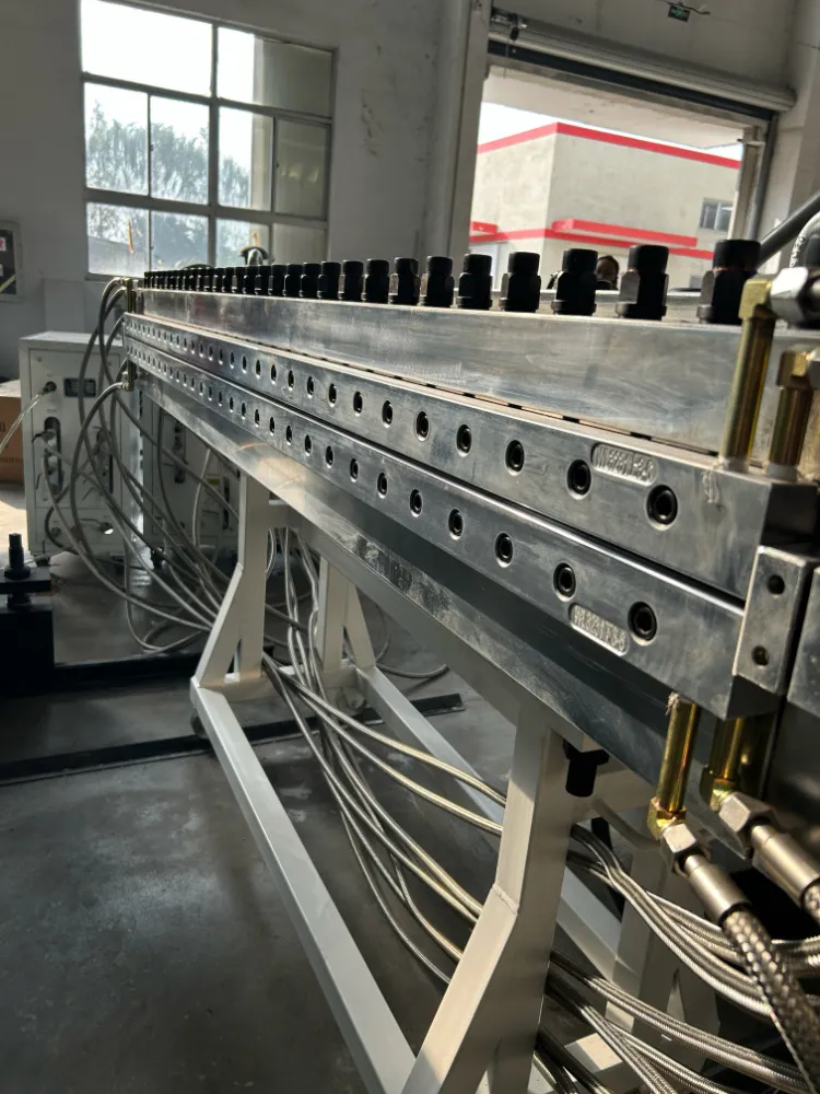 قالب من الصلب عالي الدقة 2200mm لعرض 2050mm ألواح الرغوة PVC