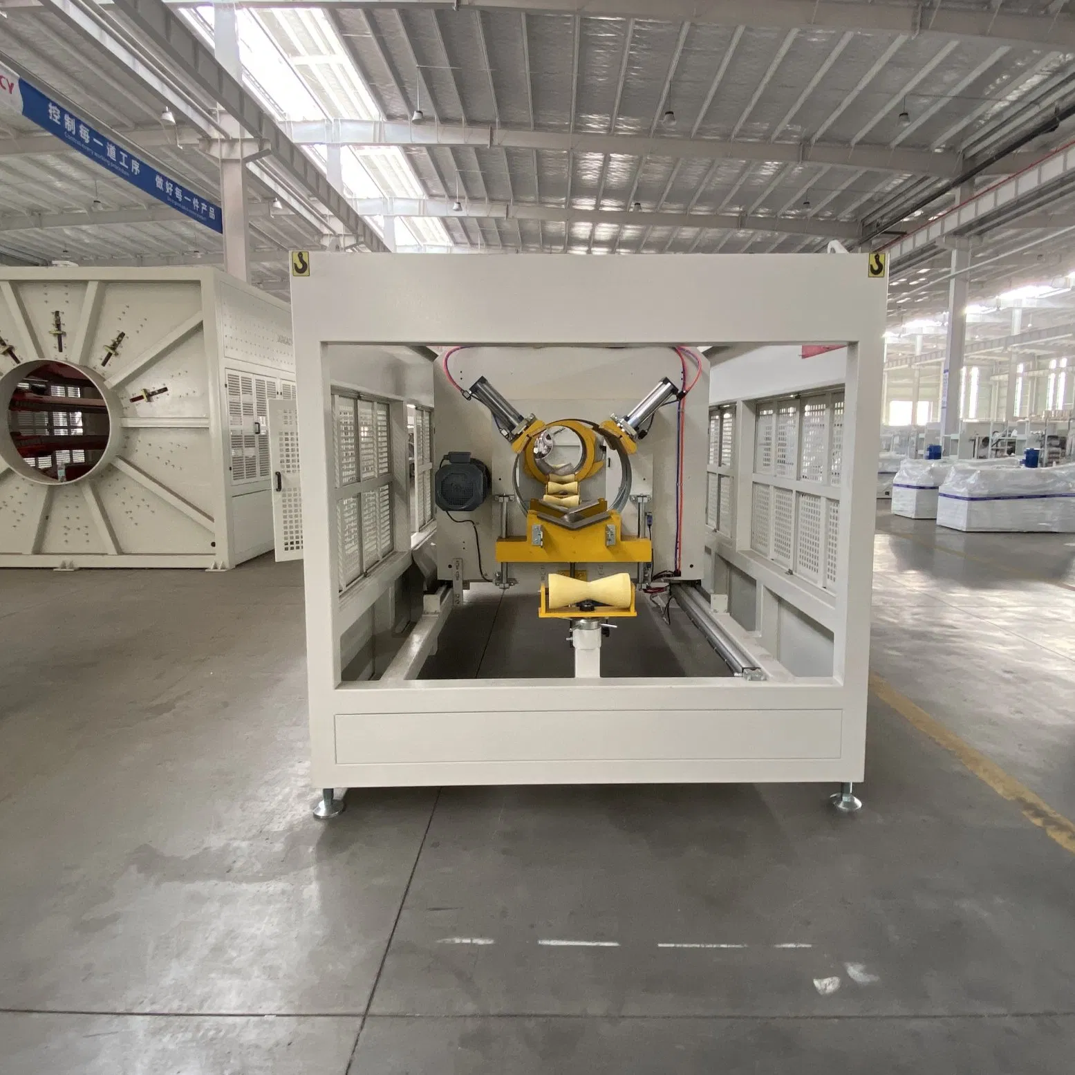 خط إنتاج عالي الكفاءة لأنابيب HDPE/PPR/Mpp بتقنية البثق المتعدد الطبقات بواسطة برغي مفرد