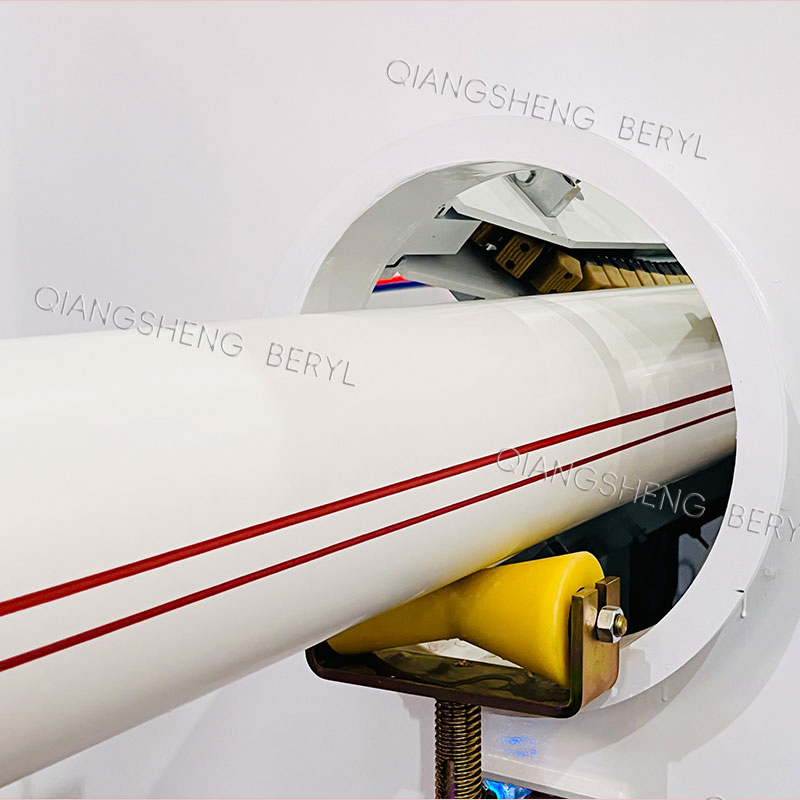 DN50-DN630mm خط بثق أوتوماتيكي بالكامل بقطر كبير ثلاثي الطبقات من PVC مع نظام خلط وتغذية