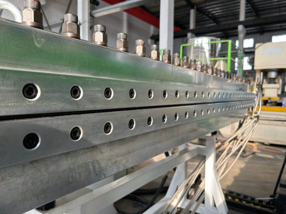 قالب من الصلب عالي الدقة 2200mm لعرض 2050mm ألواح الرغوة PVC