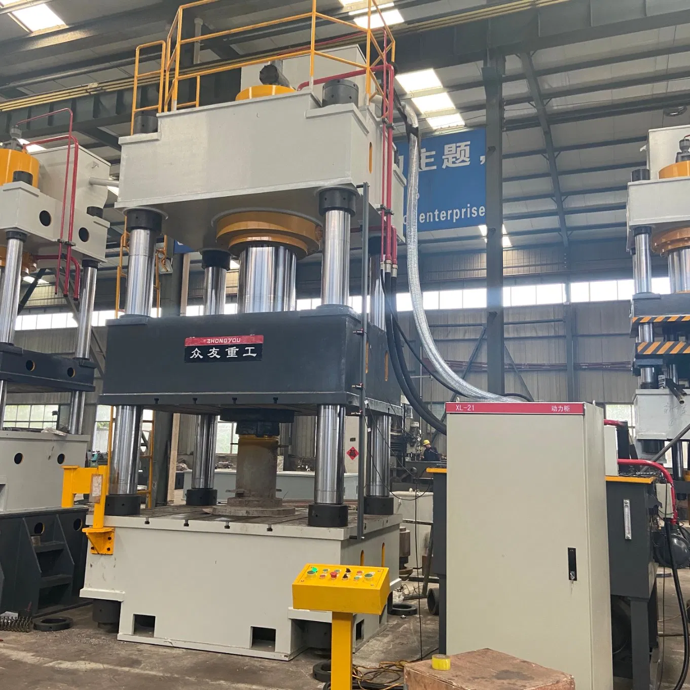 100t/200t/300ton/400ton/500ton/630ton آلة ضغط هيدروليكية بأربعة أعمدة لصفائح المعادن / ضغط وتشكيل الصفائح المعدنية مع شهادة CE و SGS و ISO