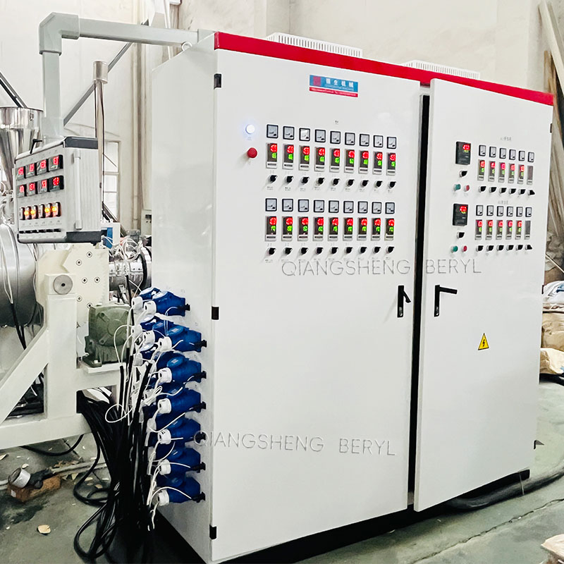 DN50-DN630mm خط بثق أوتوماتيكي بالكامل بقطر كبير ثلاثي الطبقات من PVC مع نظام خلط وتغذية