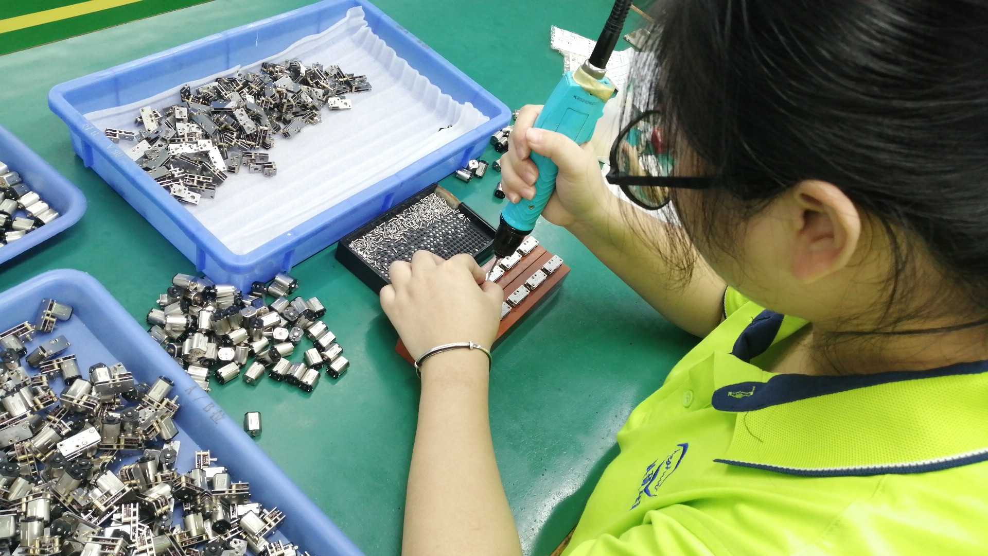 Screwing and fastening process for motor assembly