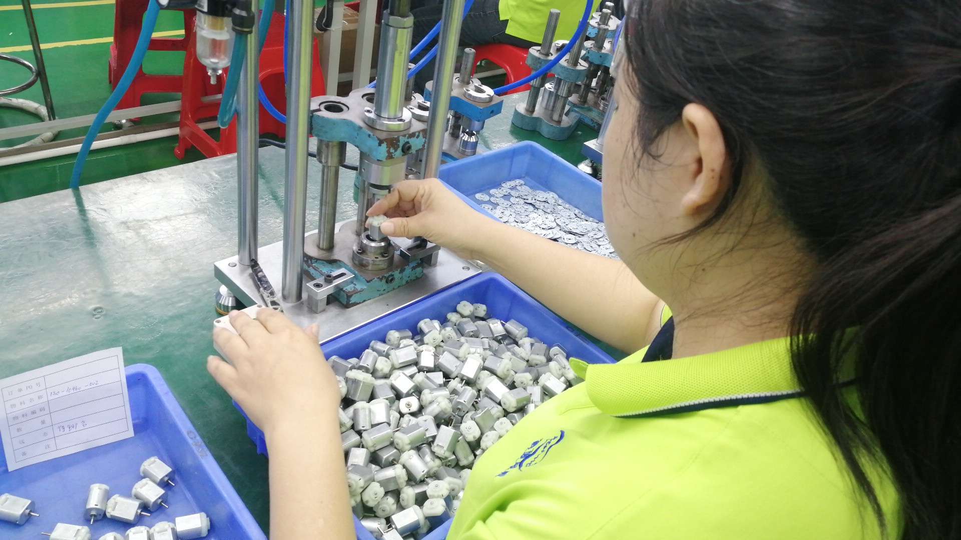 Magnetic axis assembling in brushless motor production