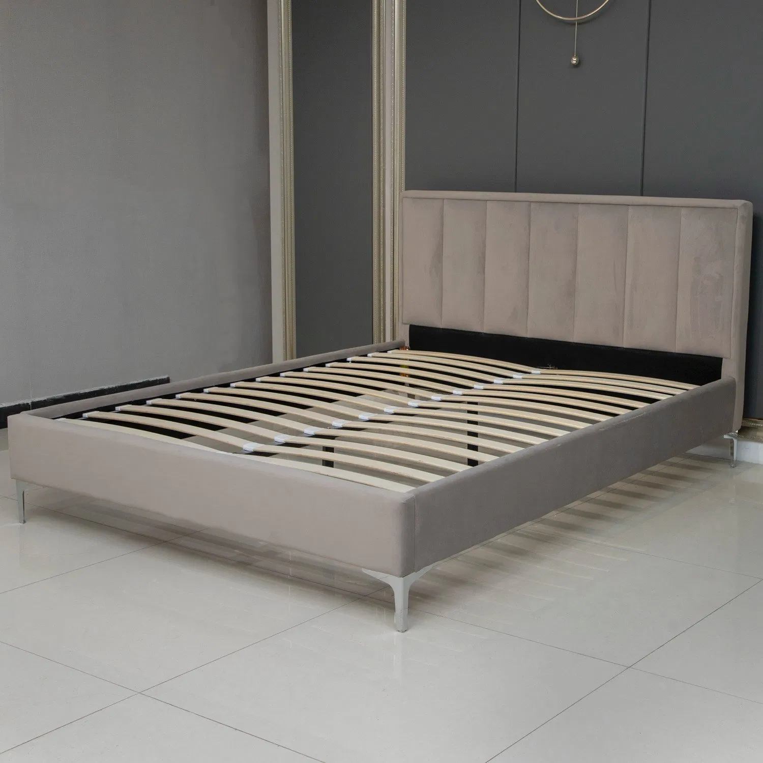 Cama doble de lujo moderno de terciopelo tapizado con patas de metal y listones de madera maciza, fabricada en China