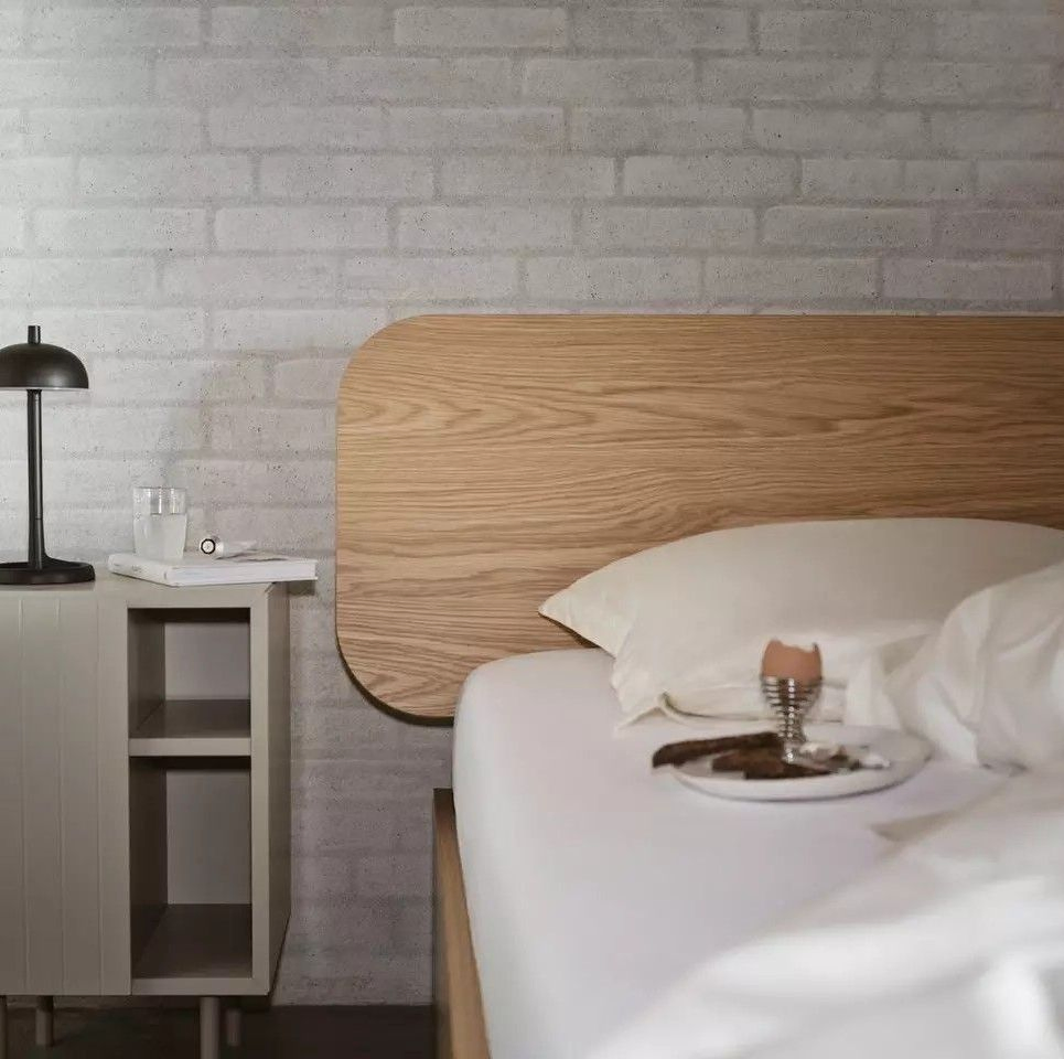Cama elegante moderna de tamaño king con marco de madera maciza resistente