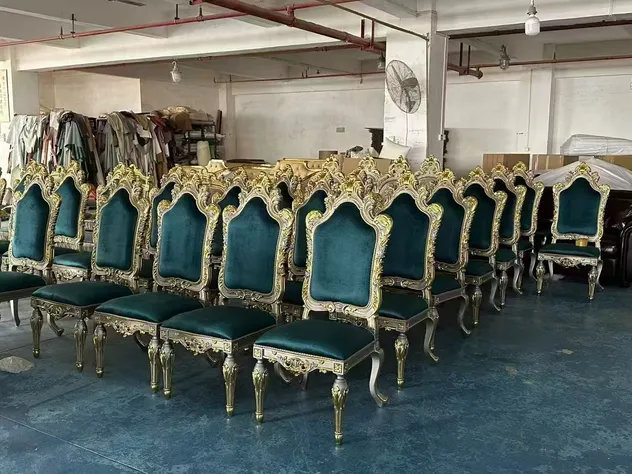 European Hand-Carved Furniture French Luxury Bedroom Sets King Size Solid Wood Bed Canopy Wooden Beds
