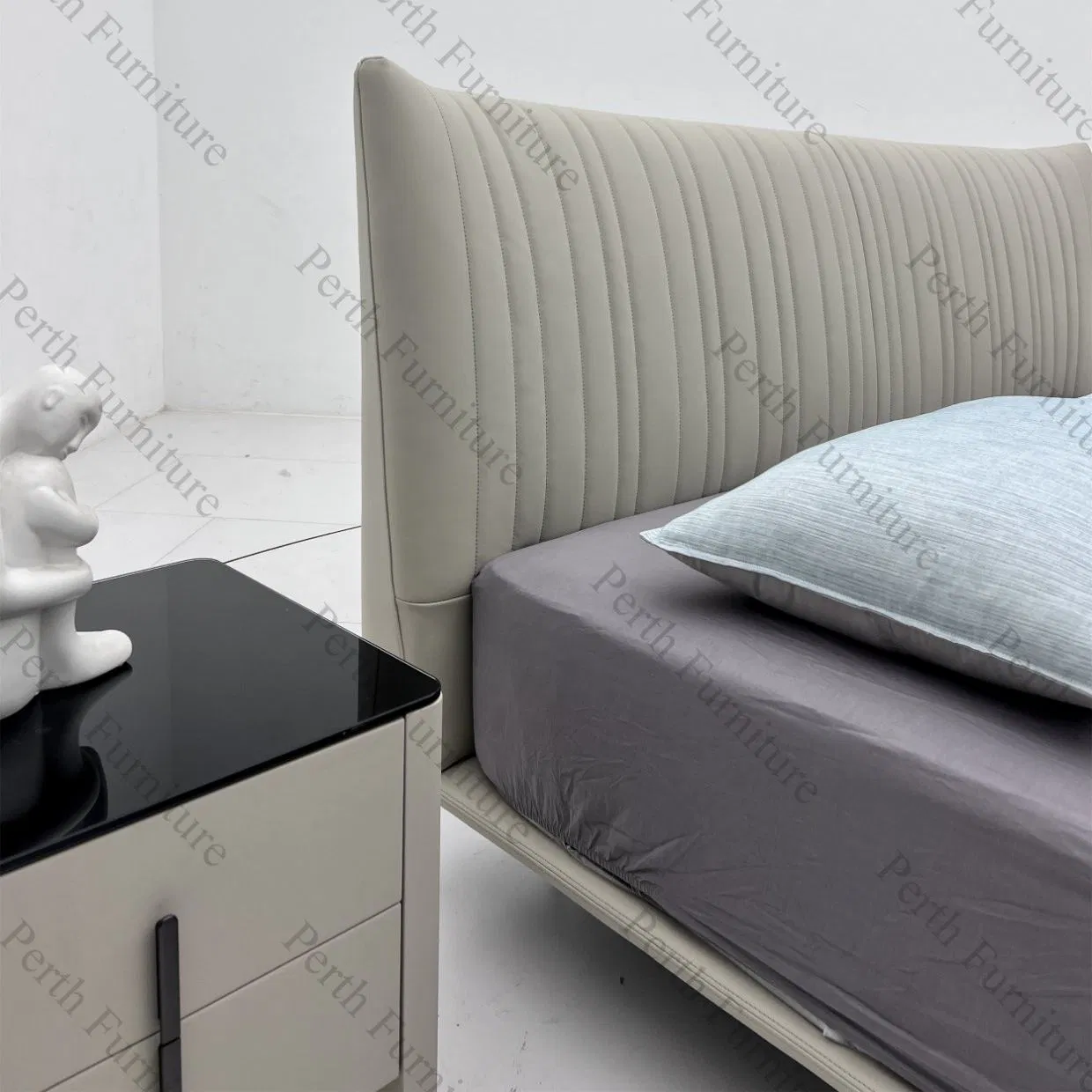 Diseños de camas modernas elegantes con patas de metal, marco de madera maciza, cuero genuino y tela para transformar tu sueño Space-Mxt-111