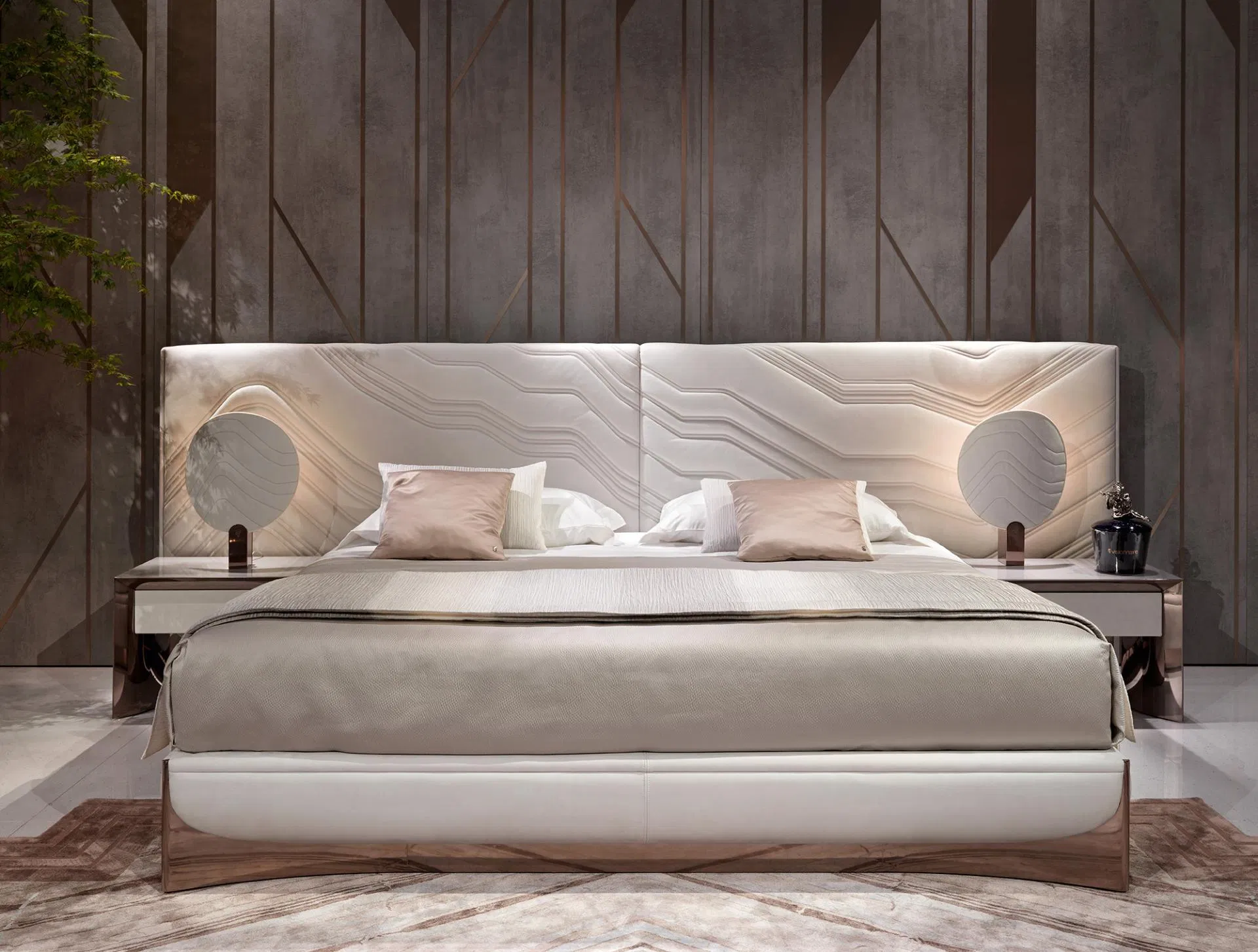 Muebles de hotel de lujo estilo italiano para dormitorio, muebles de habitación de invitados, cama doble con marco de madera maciza y gran cabecero de pared para villa