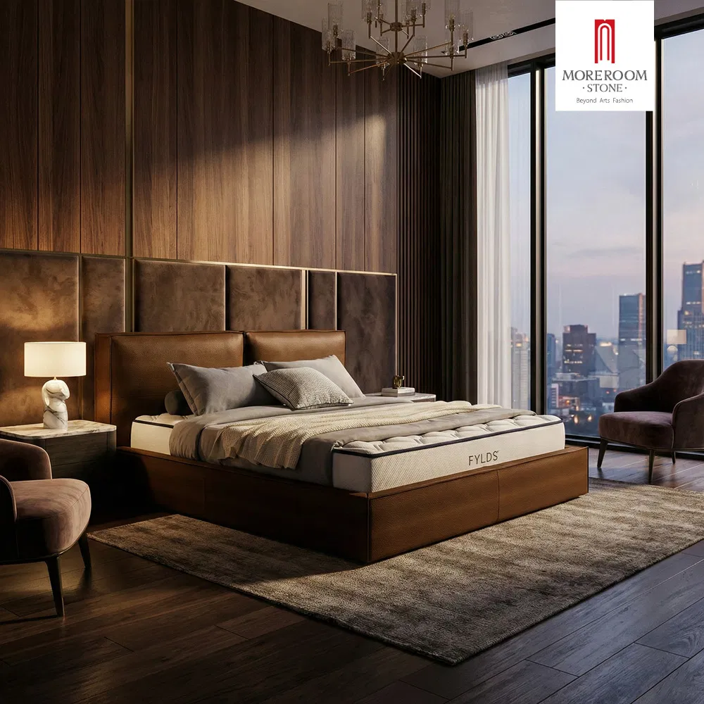 Conjunto de dormitorio principal tapizado en beige elegante para decoración neutra con cama king y banco acolchado