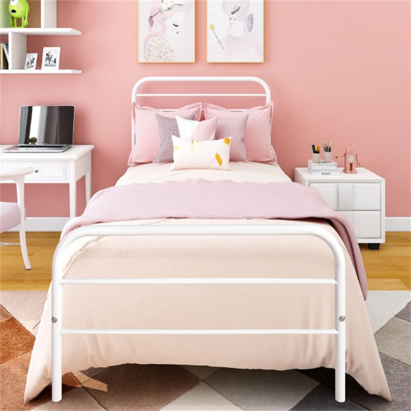 Habitación principal de tamaño pequeño con cama doble de marco de hierro