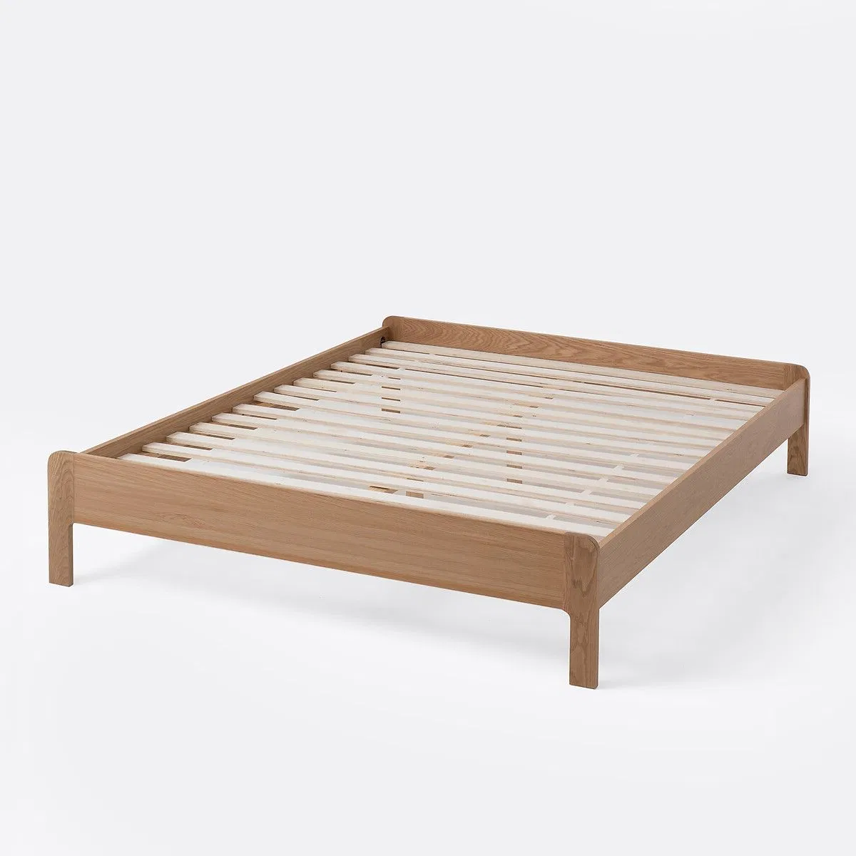 Cama de madera maciza contemporánea y elegante con marco de plataforma con borde de cuero para suite de hotel