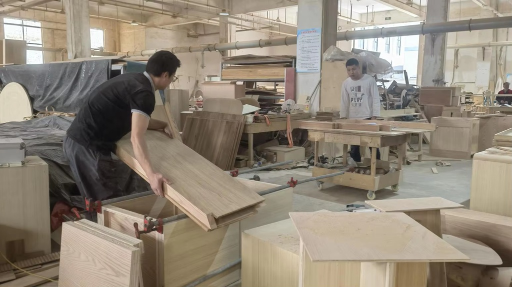 Ensamblaje de muebles - proceso de montaje en fábrica de muebles AZA Home