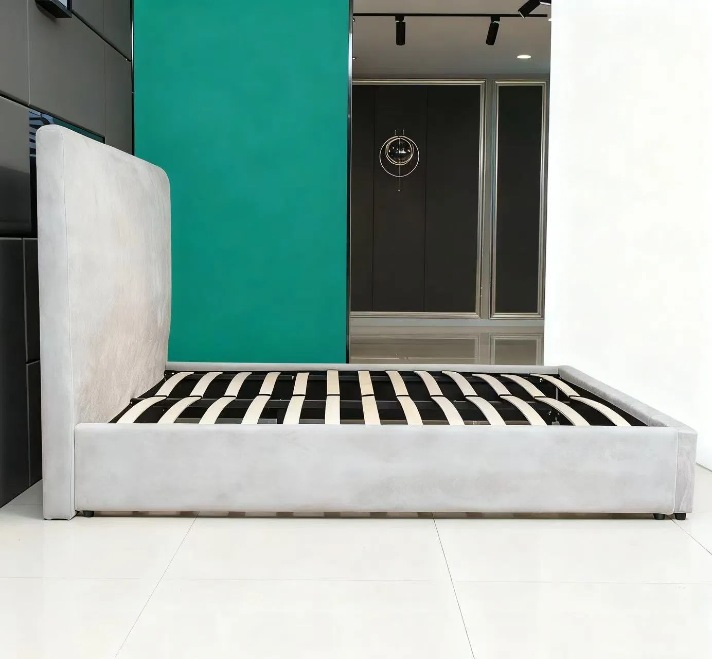 Cama doble de madera maciza con tapizado de felpa gris, simple y moderna, fabricada en China