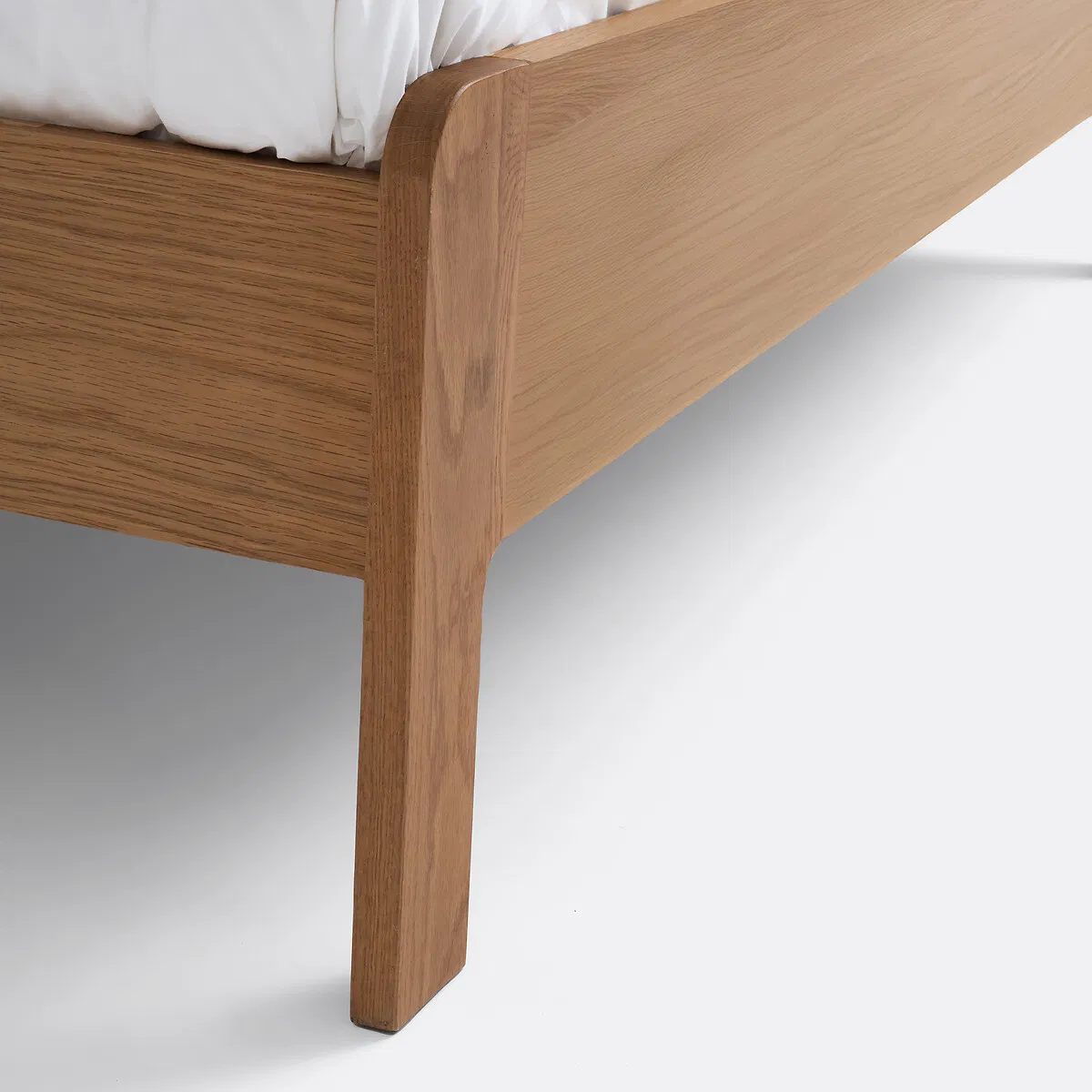 Cama de madera maciza contemporánea y elegante con marco de plataforma con borde de cuero para suite de hotel