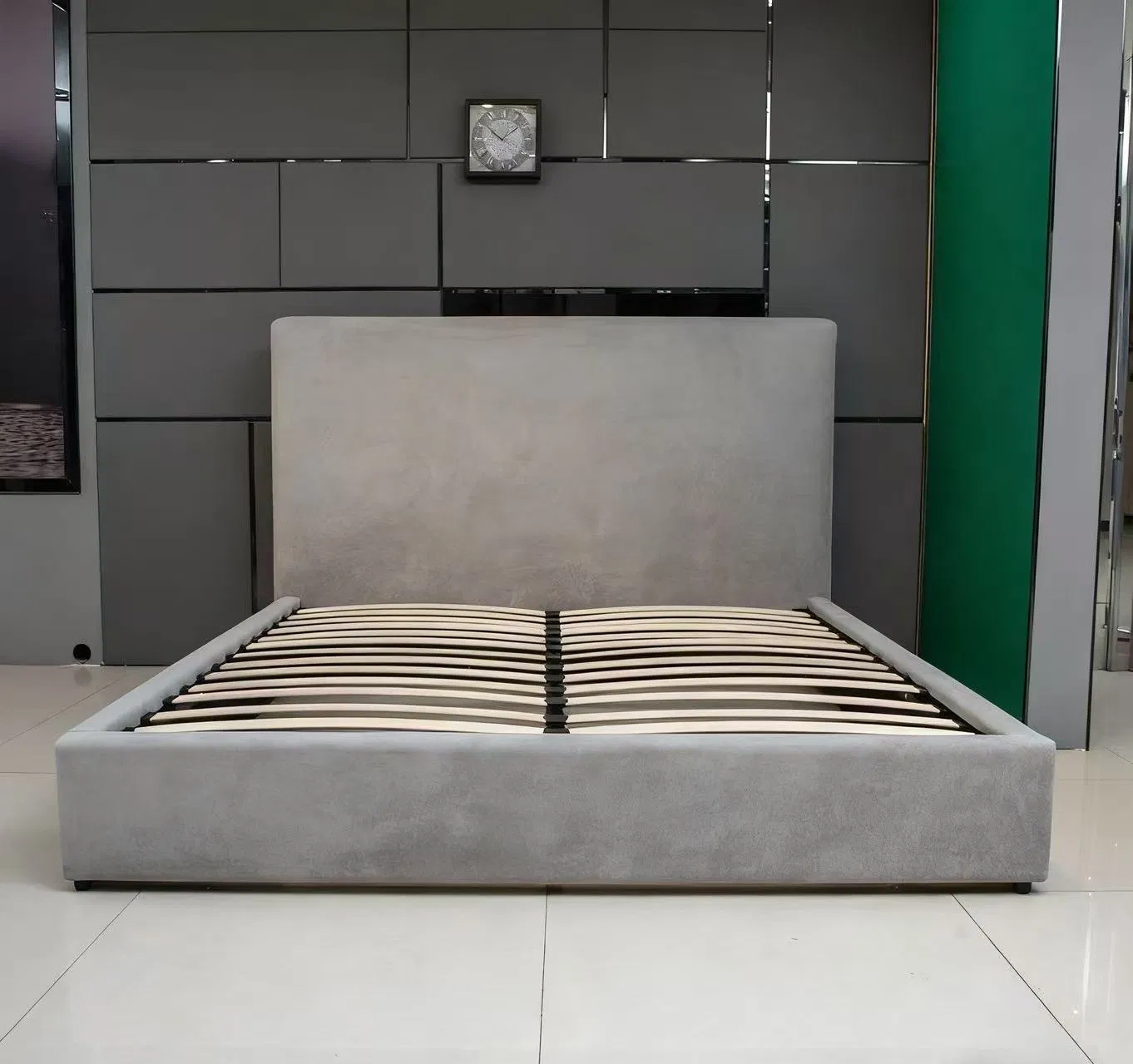 Cama doble de madera maciza con tapizado de felpa gris, simple y moderna, fabricada en China