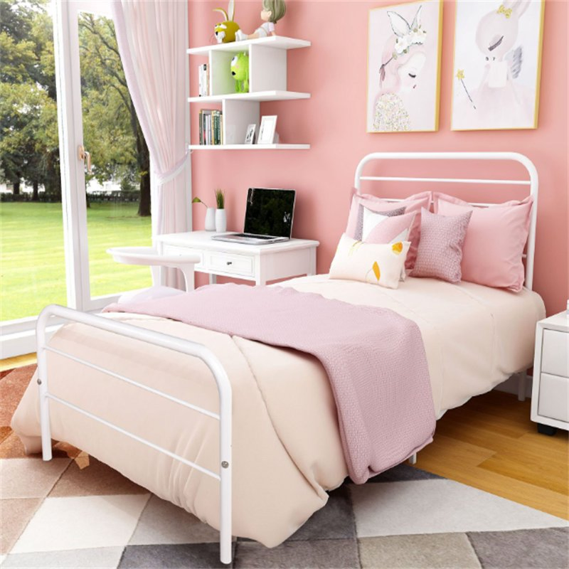 Habitación principal de tamaño pequeño con cama doble de marco de hierro