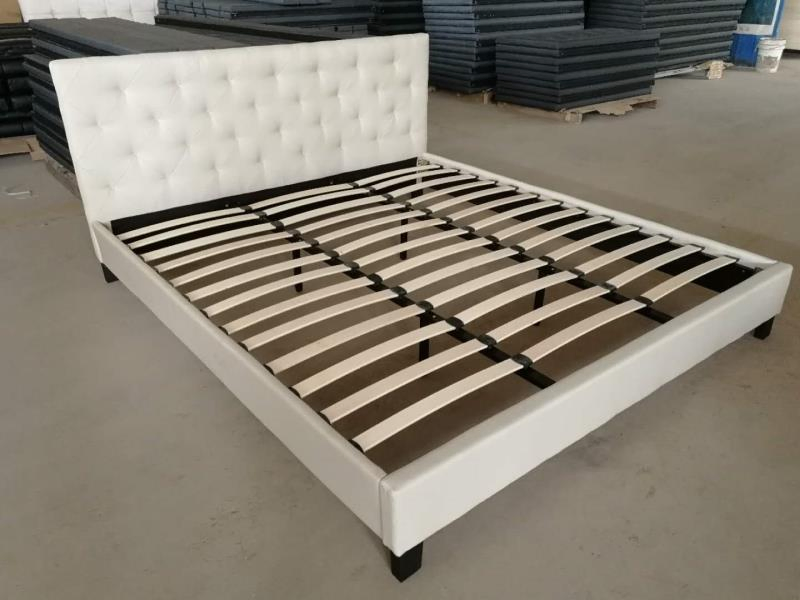 Cama King Size de Cuero Moderno con Estructura Tapizada de Cuero