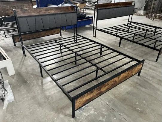 Solución de instalación fácil para el dormitorio, cama de plataforma de acero, cama de hierro con cabecera