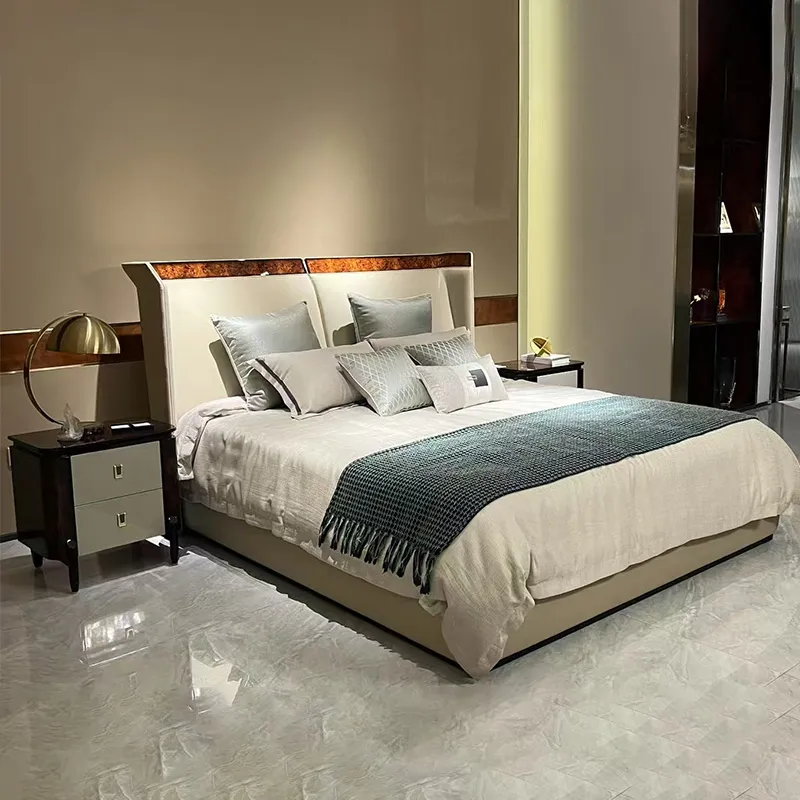 Detalle de cama de lujo tapizada