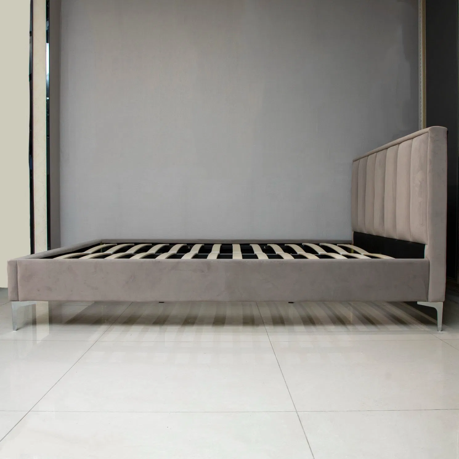 Cama doble de lujo moderno de terciopelo tapizado con patas de metal y listones de madera maciza, fabricada en China