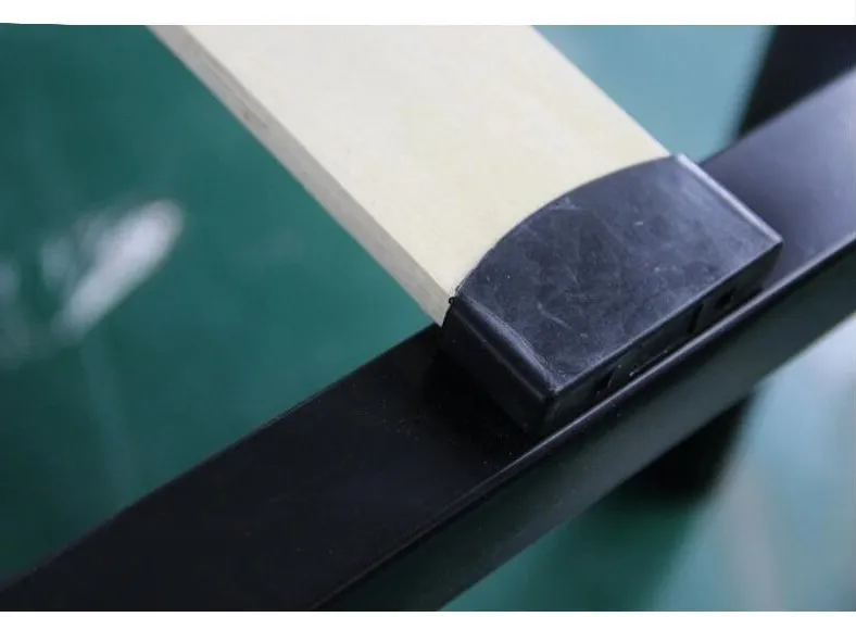 Detalle cama de hierro con listones de madera