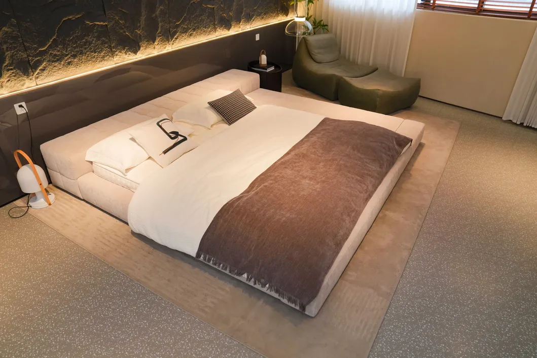 Estructura de cama tapizada minimalista de lujo, cama plataforma de madera de pino macizo