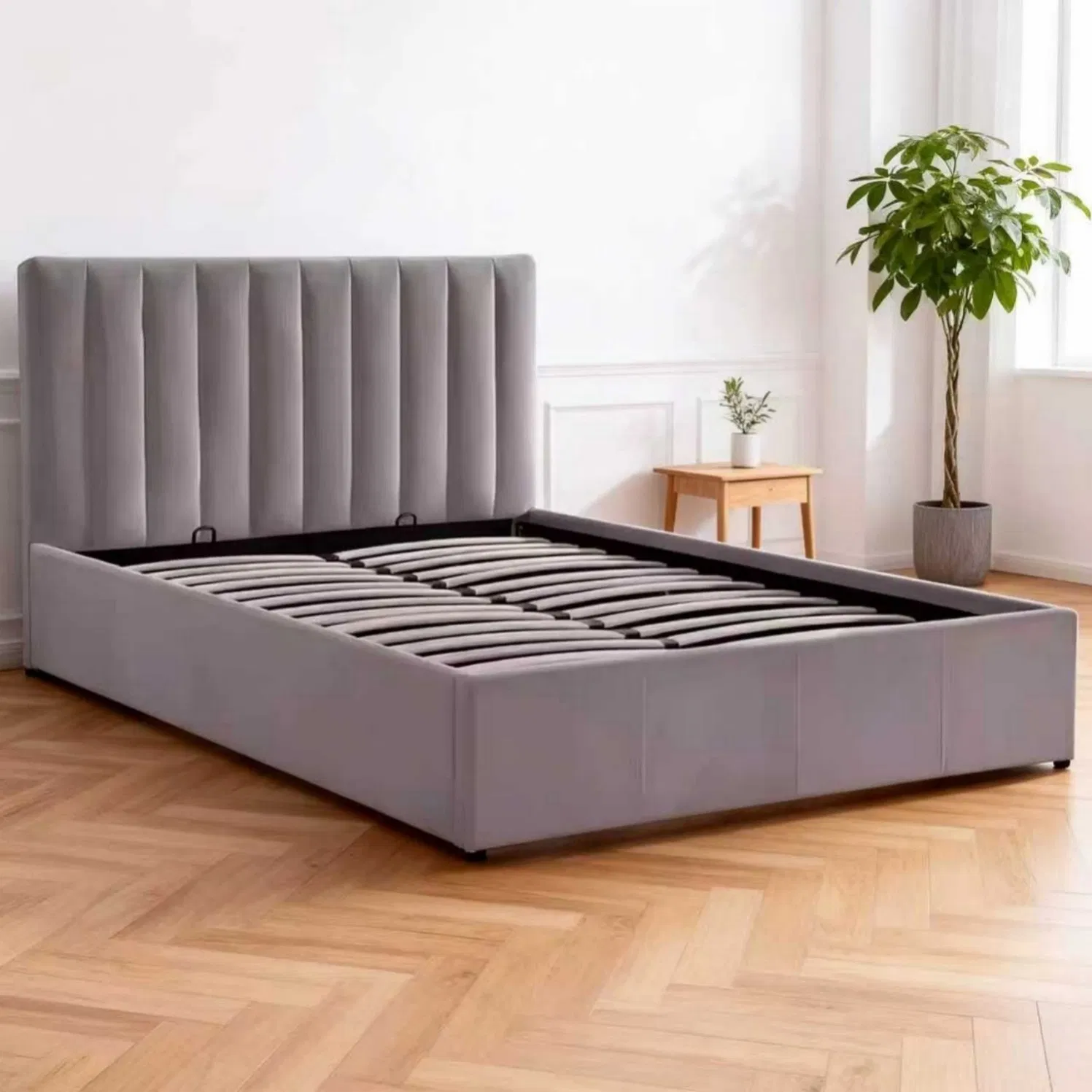 Estructura de cama completamente tapizada con cabecero curvado y cordón de contraste, incluyendo un sistema de soporte de listones de alta resistencia