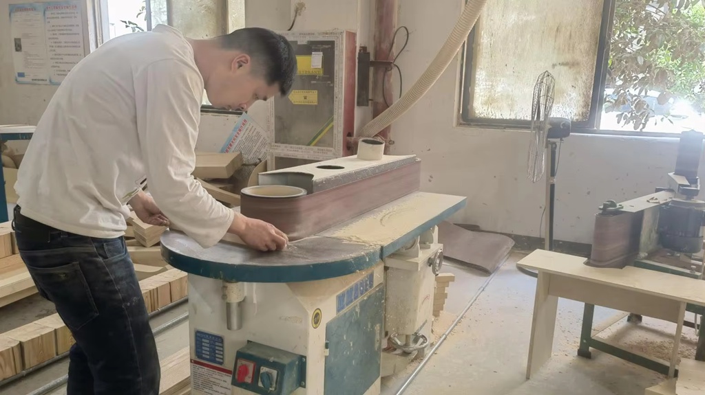 Lijado de superficies de madera - proceso de acabado en fábrica de muebles AZA Home