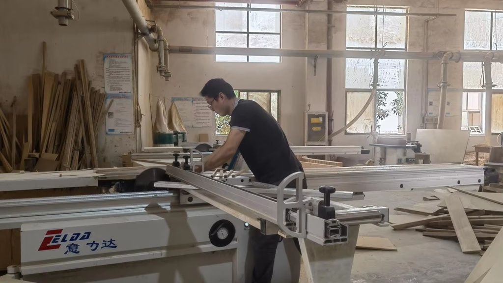 Sierra de mesa para carpintería - proceso de corte de madera en fábrica AZA Home