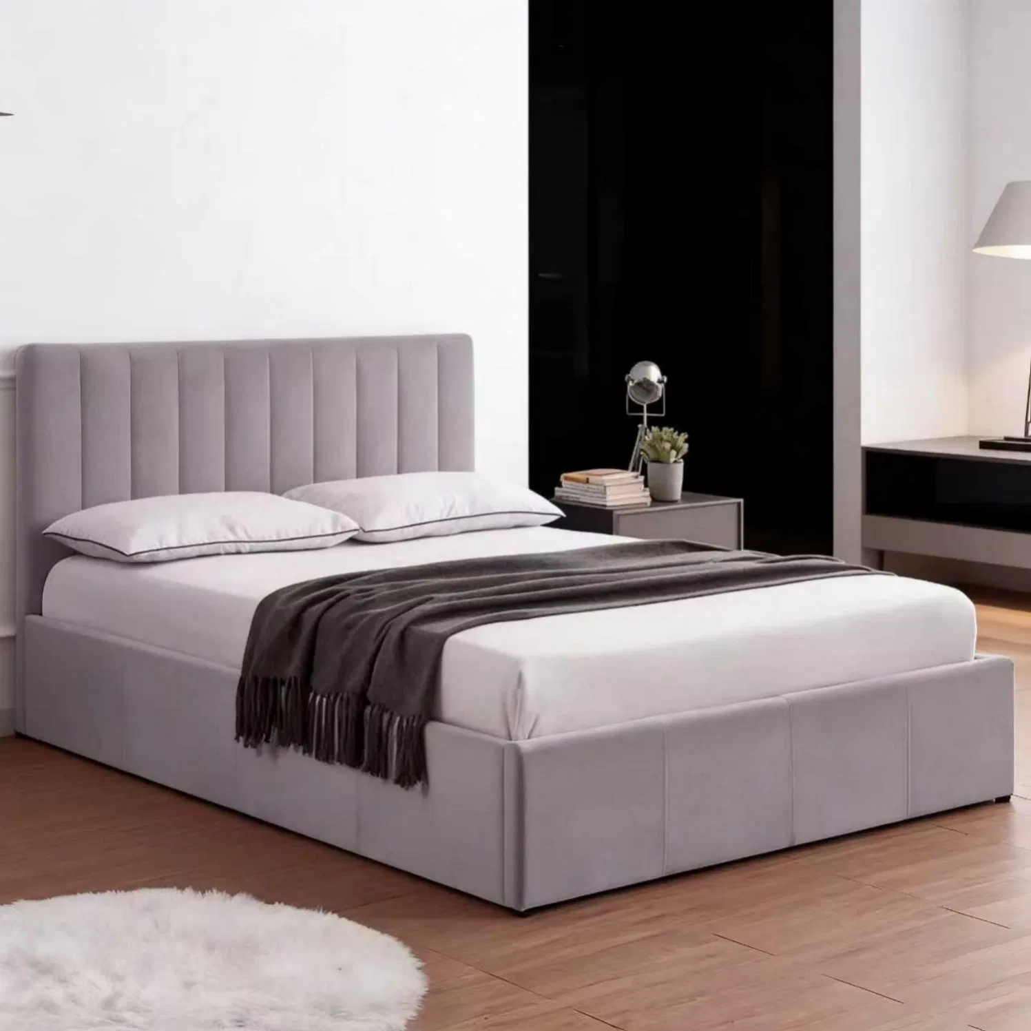 Estructura de cama completamente tapizada con cabecero curvado y cordón de contraste, incluyendo un sistema de soporte de listones de alta resistencia