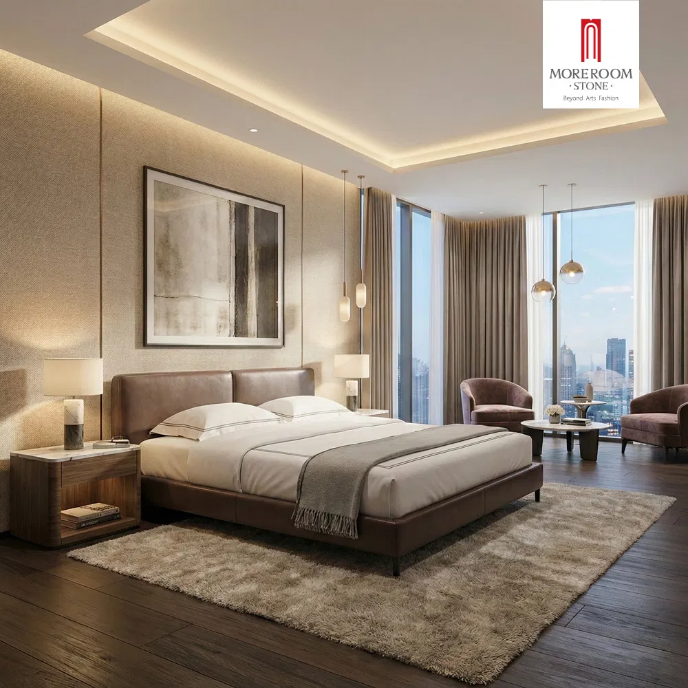 Conjunto de dormitorio principal tapizado en beige elegante para decoración neutra con cama king y banco acolchado