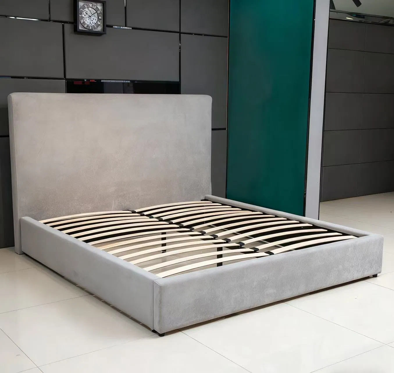 Cama doble de madera maciza con tapizado de felpa gris, simple y moderna, fabricada en China