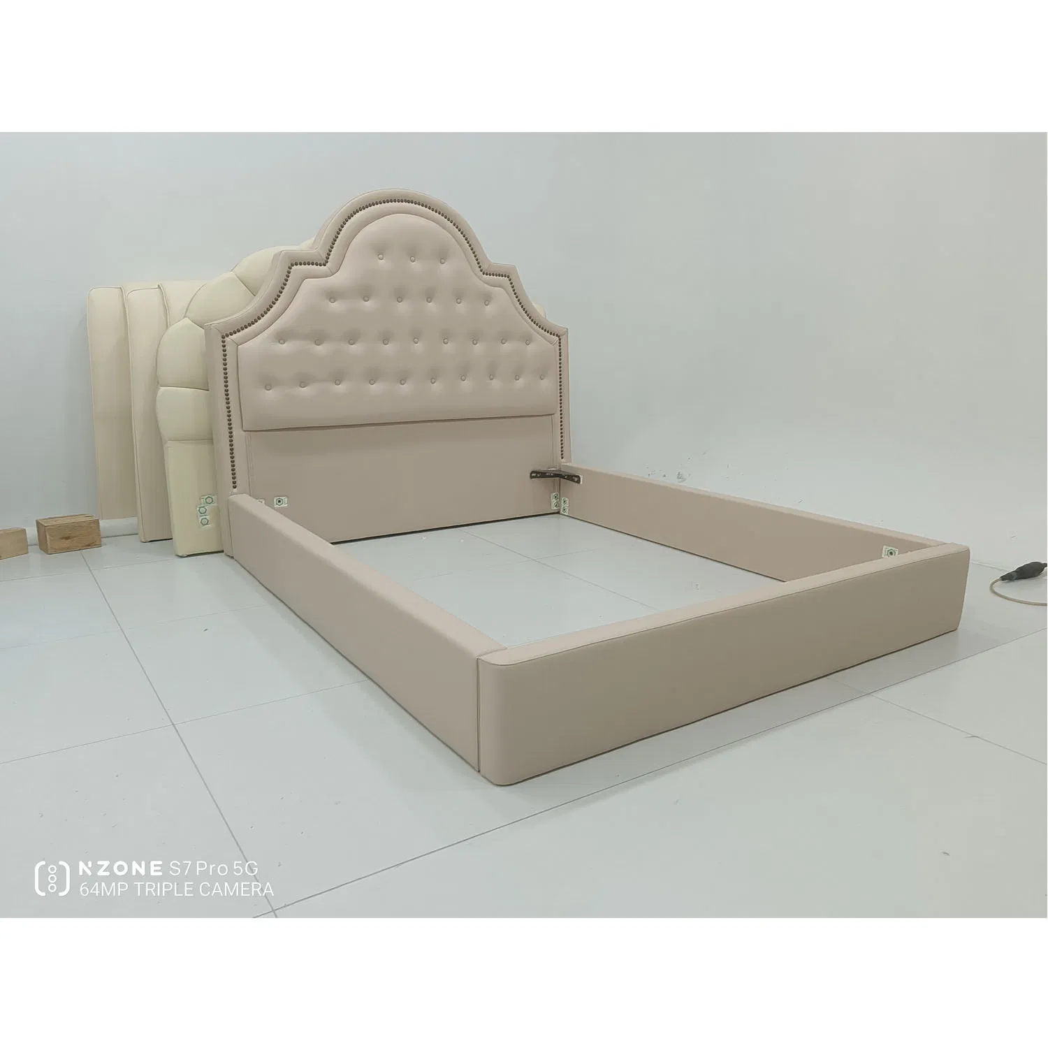 Estructura de cama doble tamaño queen contemporánea para dormitorios elegantes
