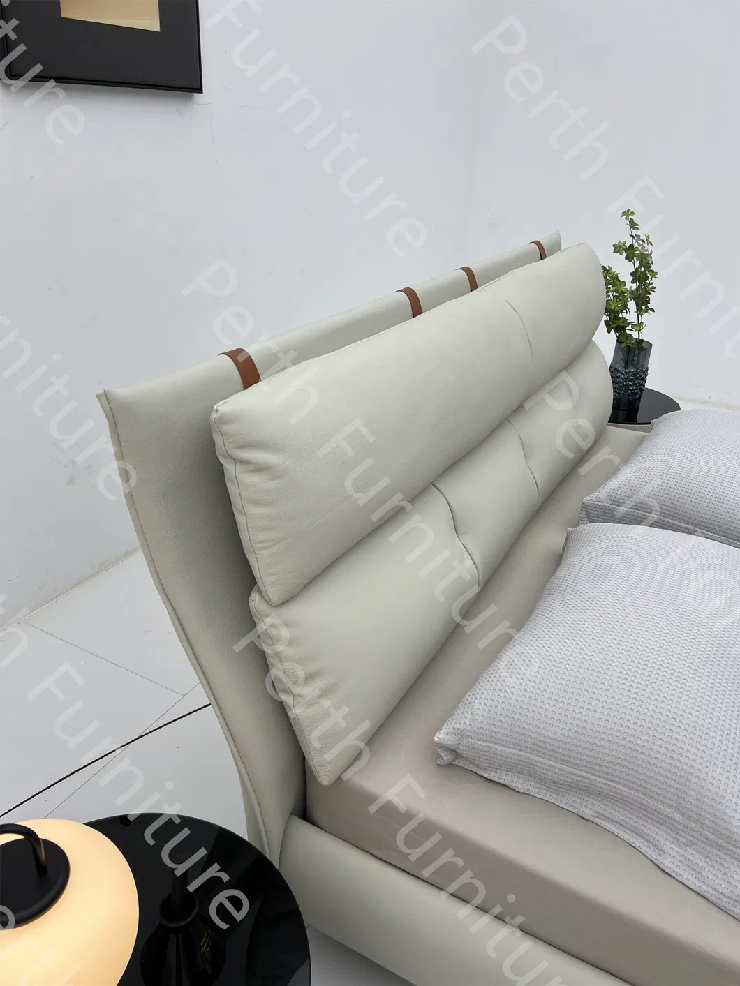 Muebles de hotel y hogar para dormitorio con patas de metal elegantes y simples, con marco de madera interior y tela de microfibra de cuero PU Bed-Mxt-150