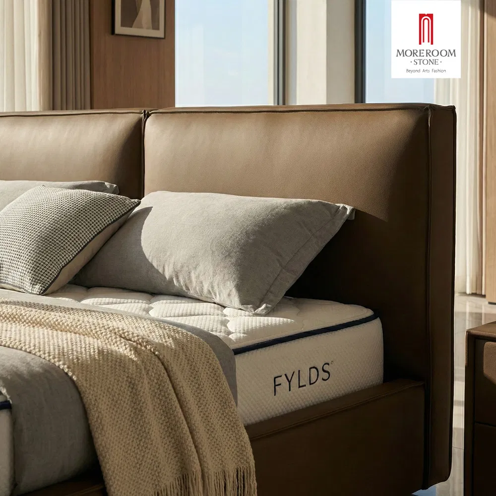 Conjunto de dormitorio principal tapizado en beige elegante para decoración neutra con cama king y banco acolchado