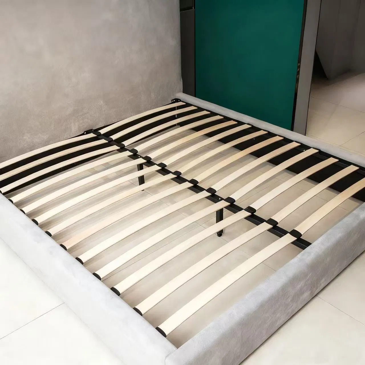 Cama doble de madera maciza con tapizado de felpa gris, simple y moderna, fabricada en China